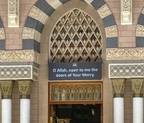 Photo by Ravish Maqsood Intricate doorway design at Al-Masjid an-Nabawi showcasing Islamic architecture in Madinah.